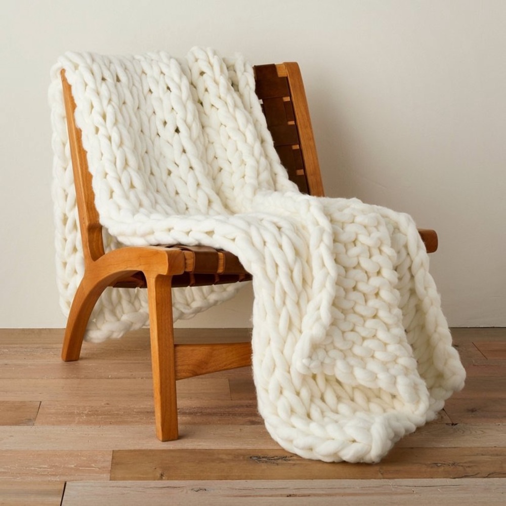 CASALUNA NWT oversized chunky hand knit bed throw blanket -white